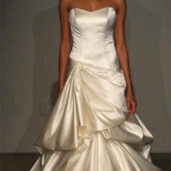 Never worn Ulla Maija wedding dress - Picture 1 of 4